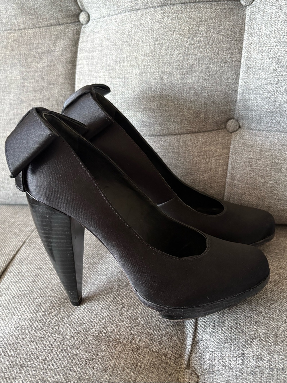 Alice + Olivia Satin Bow Pumps Black Leather Sole Cone Heel Round Toe Size 7